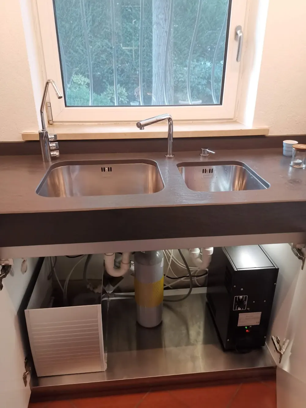 Impianto acqua gasata e refrigerata sotto lavello doppio